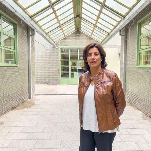 Belen pasillo manos atrás