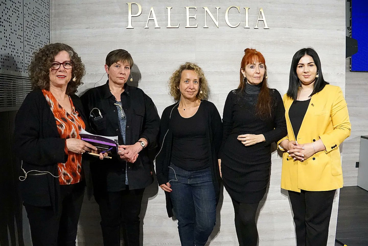 Fátima Cruz (primera por la izquierda) con el resto de participantes de la mesa redonda “Mujer y migraciones: cuando el mundo se hace más pequeño”.