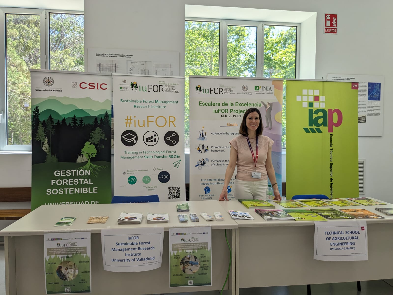 Olaya Mediavilla, Subdirectora de Estudiantes y Relaciones Internacionales de la ETSIIAA, en el stand durante la feria.