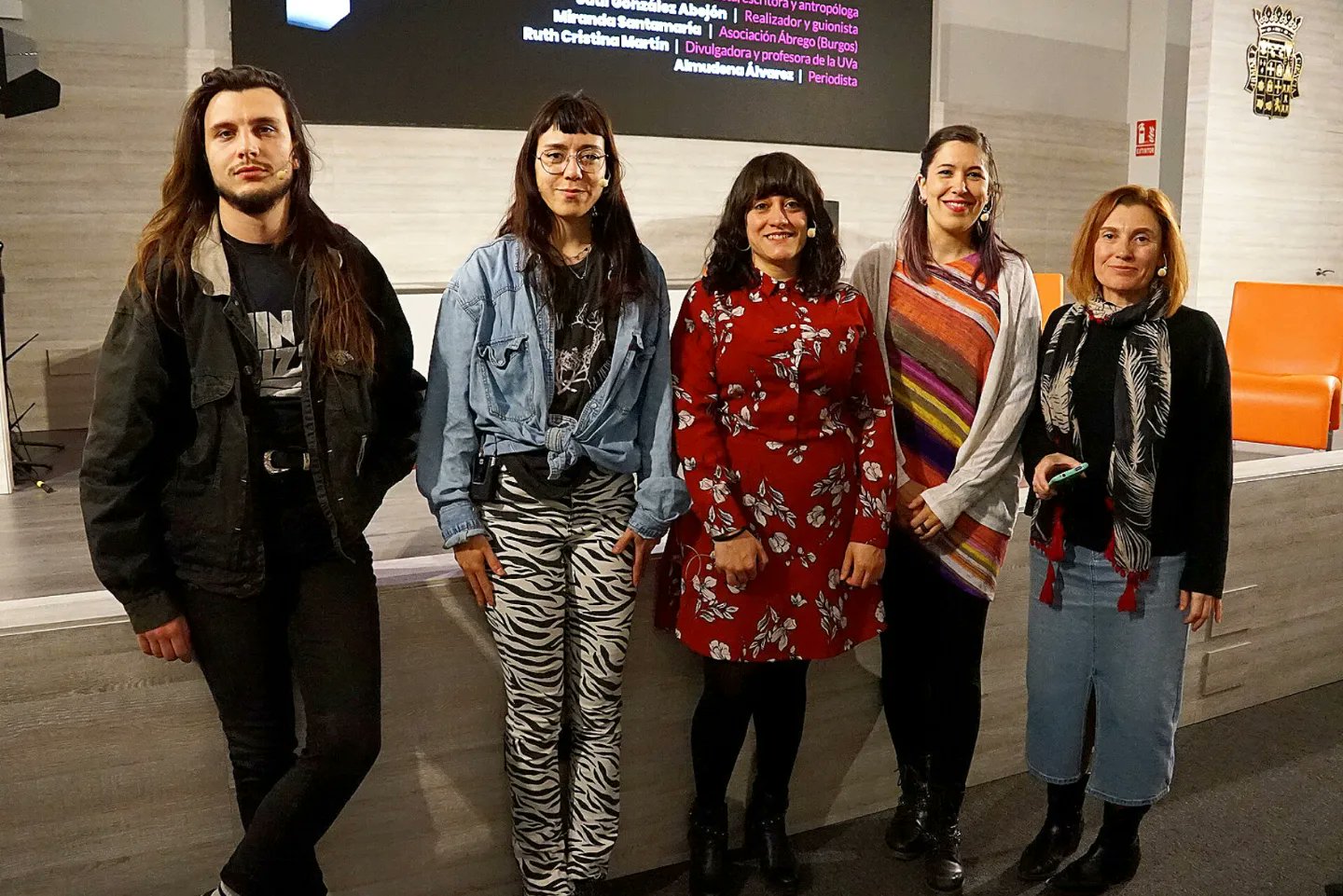 Ruth Martín (segunda por la derecha) junto con el resto de participantes de la mesa de diálogo “Tan lejos, tan cerca”.